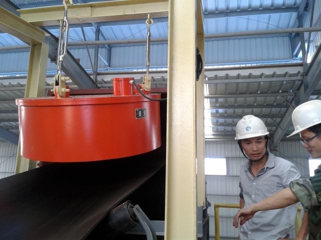 悬挂式电磁除铁器